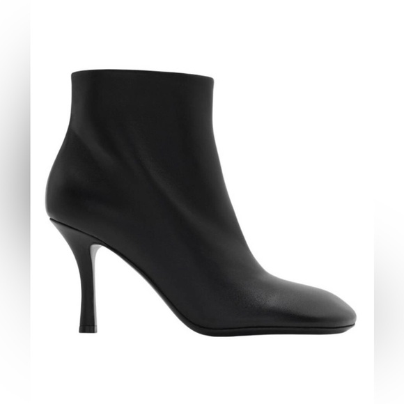 BURBERRY 
Black Bootie
Women’s EU 36 - Picture 1 of 14